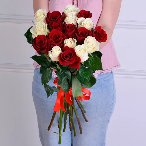 19 разноцветных роз Эквадор 70 см