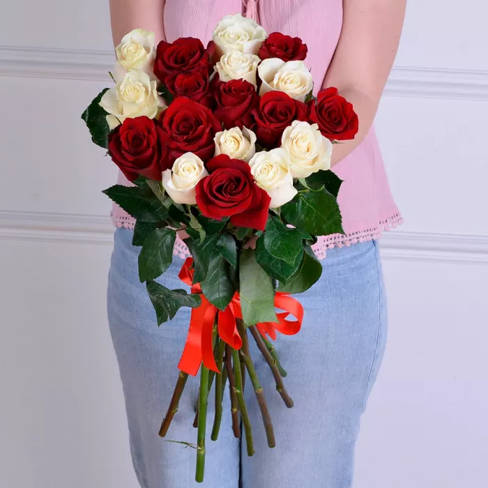 19 разноцветных роз Эквадор 70 см