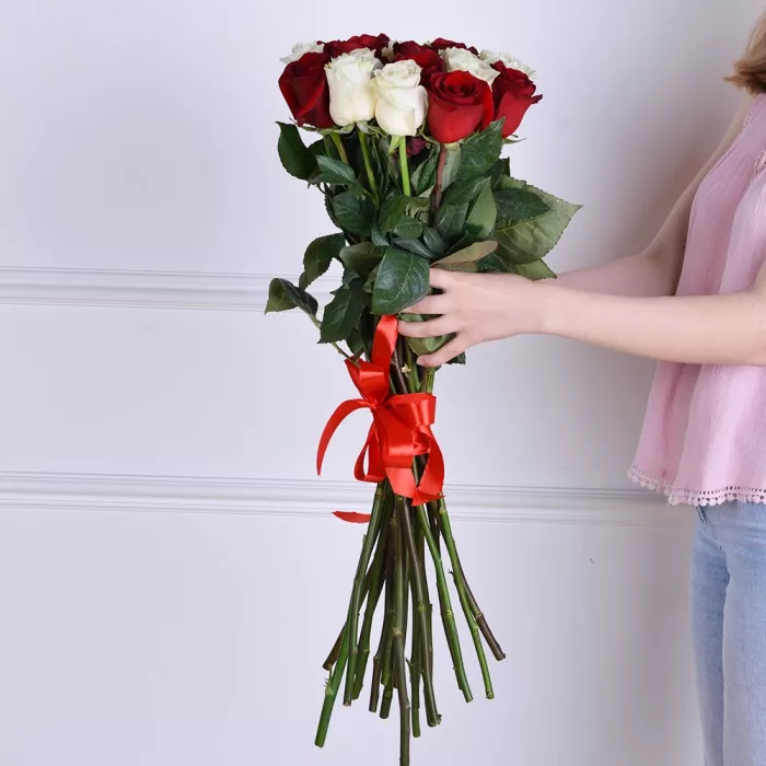 19 разноцветных роз Эквадор 70 см