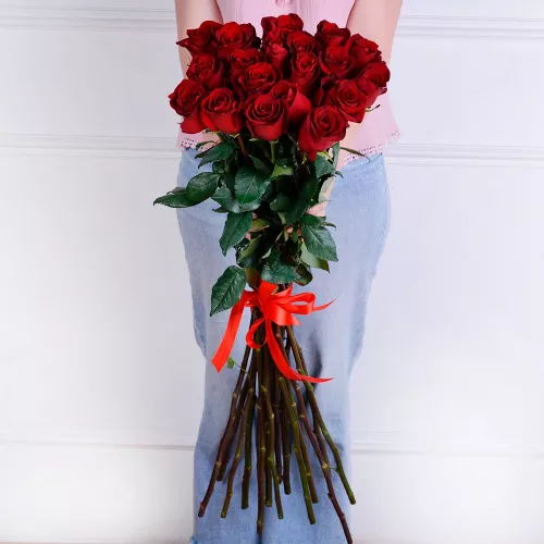 Бордовый букет цветов из 19 роз 70 см