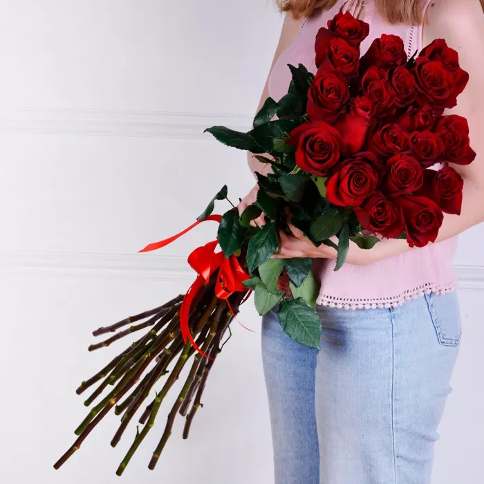19 красных роз 70 см