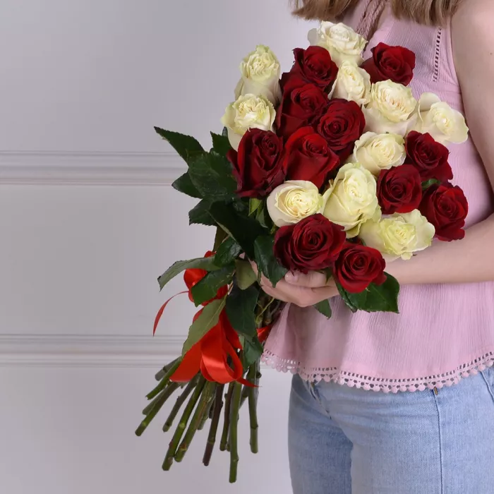 Букет из 21 разноцветной розы Эквадор 70 см