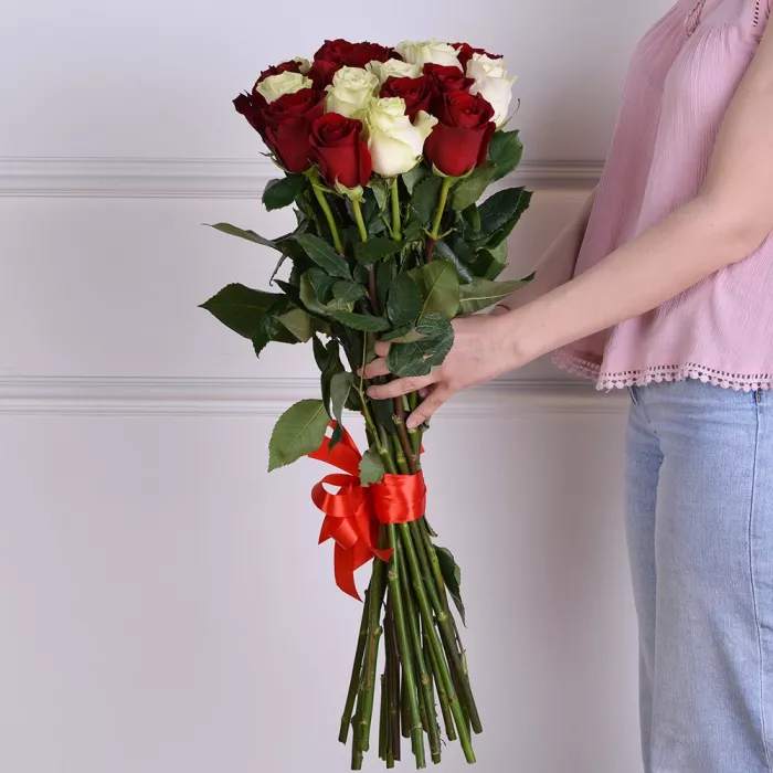 Букет из 21 разноцветной розы Эквадор 70 см