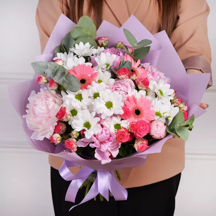 Букет из кустовых роз, гербер и пионов