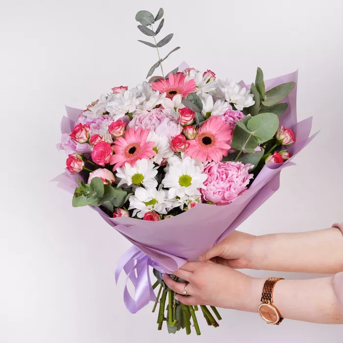 Букет из кустовых роз, гербер и пионов