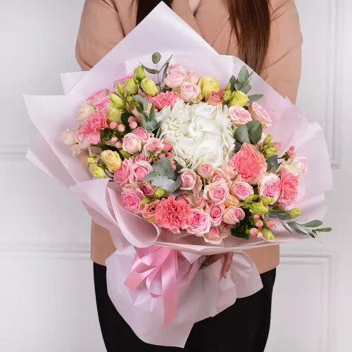 Букет на День матери из гортензии, гвоздик и кустовых роз
