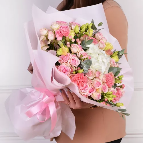 Букет из гортензии, гвоздик и кустовых роз