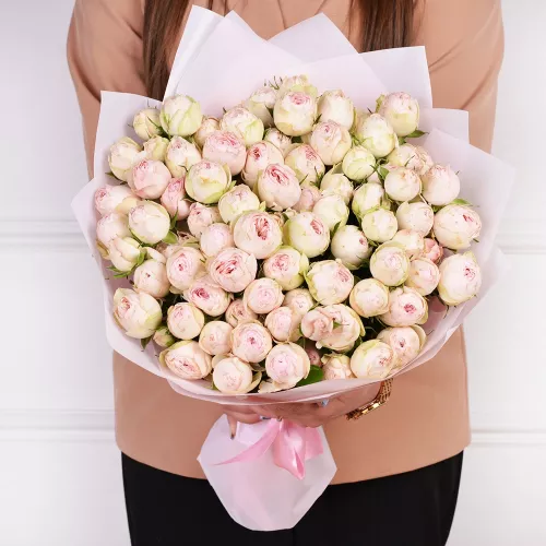 19 розовых пионовидных роз