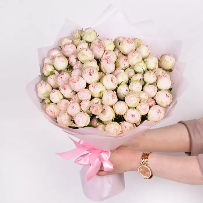 19 розовых пионовидных роз