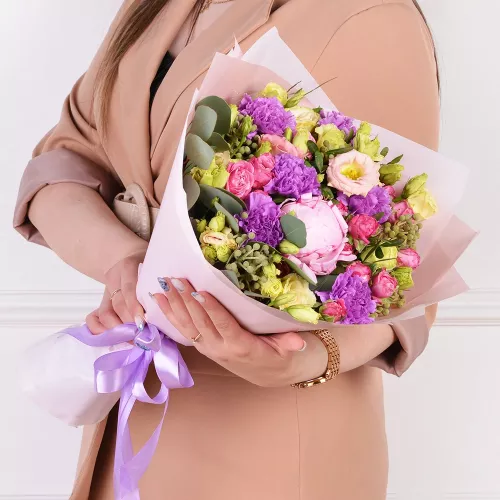 Букет из пиона, гвоздик и кустовых роз