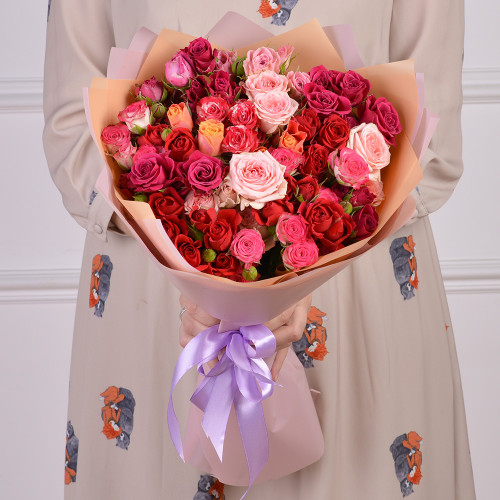 Букет из 19 разноцветных кустовых роз