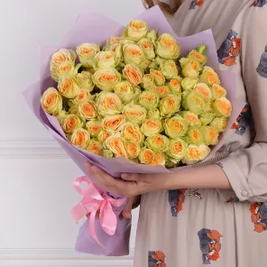 Букет из 19 желтых кустовых роз