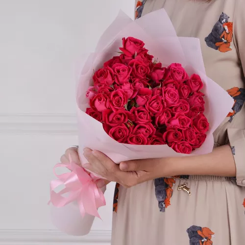 11 малиновых кустовых роз