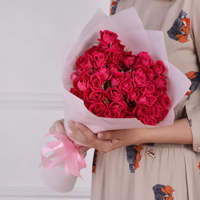 11 малиновых кустовых роз