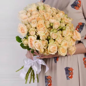 15 кремовых кустовых роз