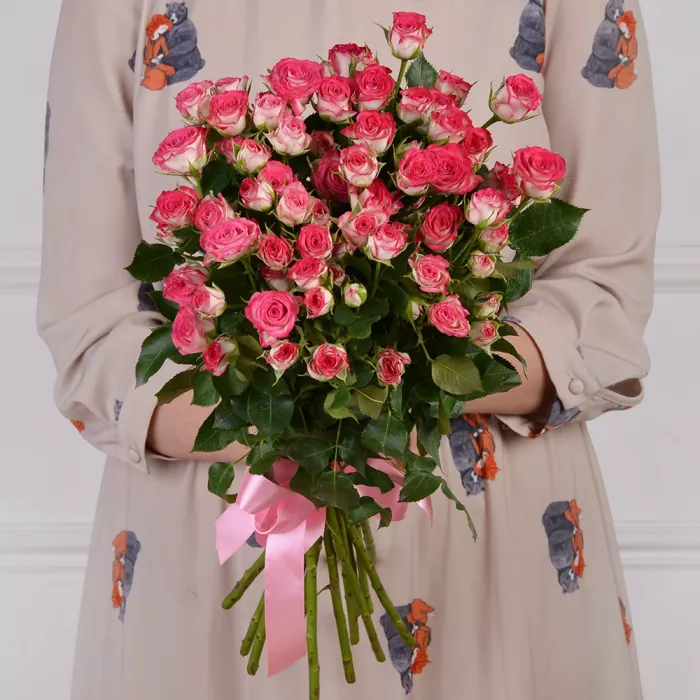 15 бело-розовых кустовых роз