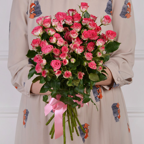 15 бело-розовых кустовых роз
