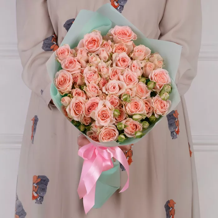 11 нежно-розовых кустовых роз