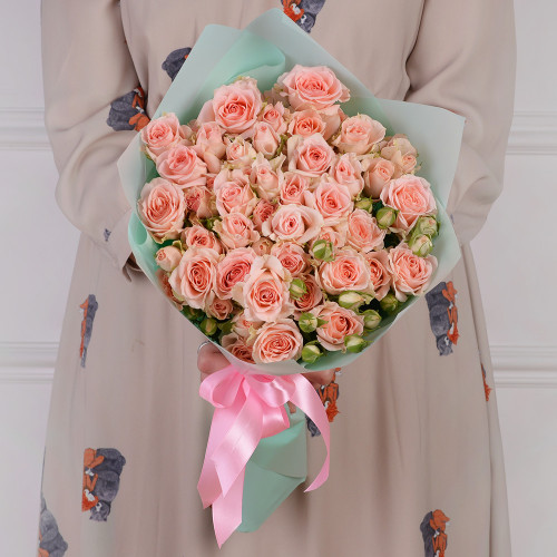 11 нежно-розовых кустовых роз