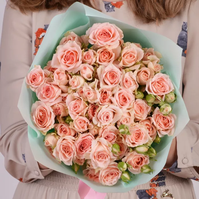 11 нежно-розовых кустовых роз