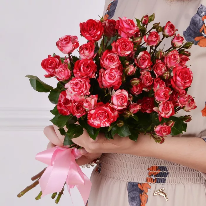 Букет из 5 малиновых кустовых роз