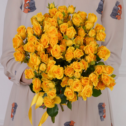 15 желтых кустовых роз 50 см