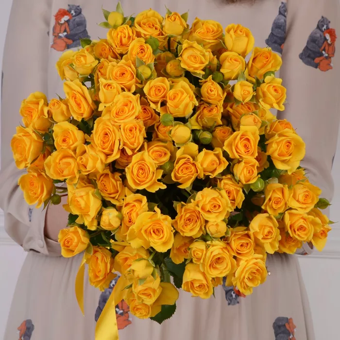 15 желтых кустовых роз