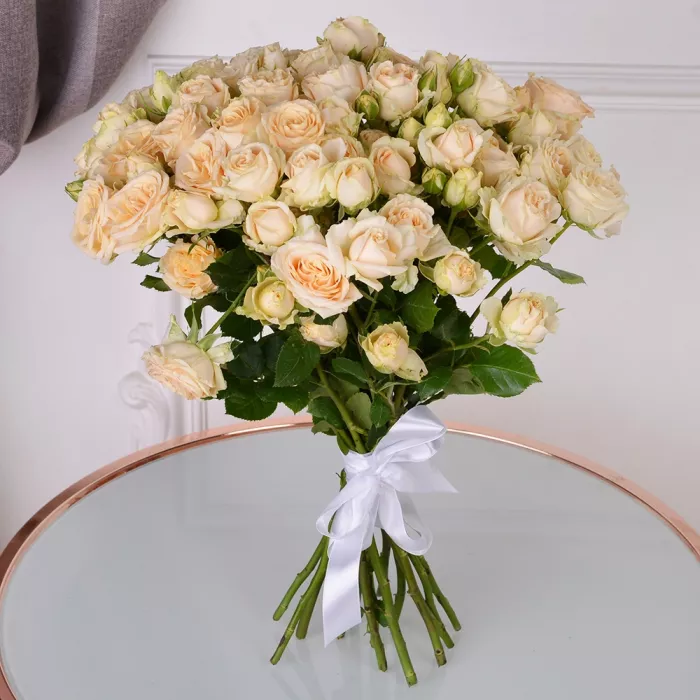 15 кремовых кустовых роз