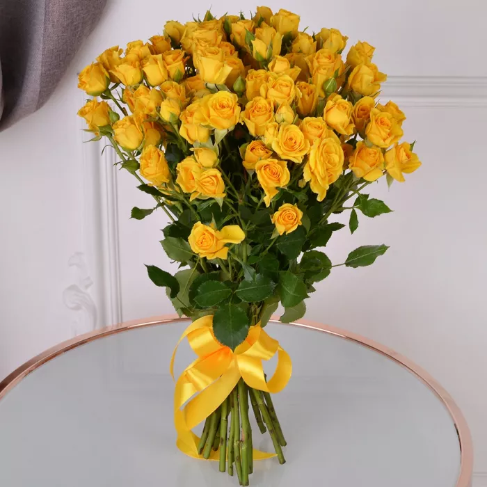 15 желтых кустовых роз