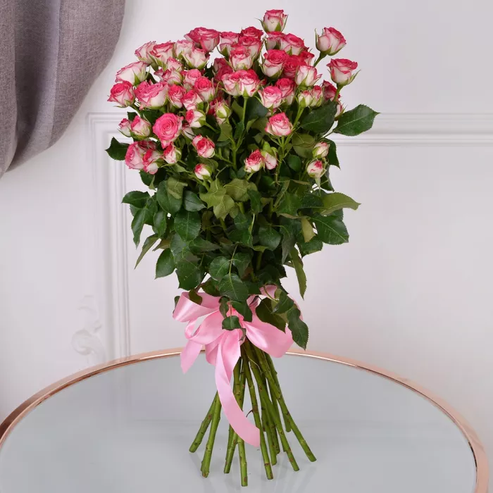 15 бело-розовых кустовых роз