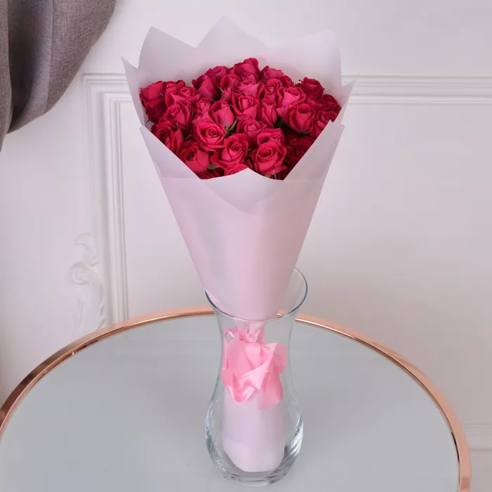 11 малиновых кустовых роз