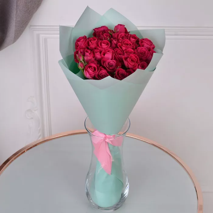 9 малиновых кустовых роз