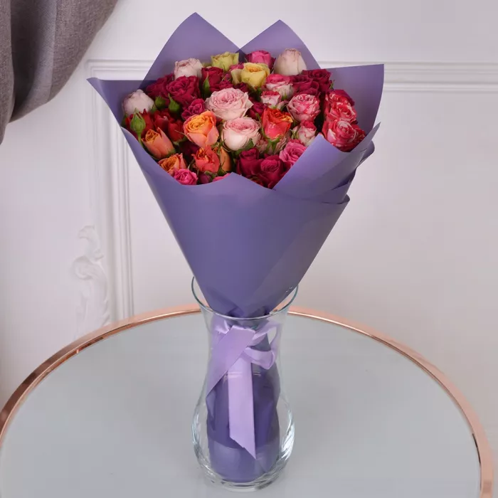 15 разноцветных кустовых роз