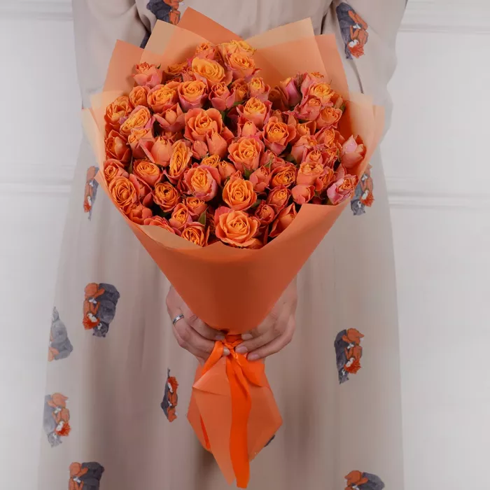 25 оранжевых кустовых роз