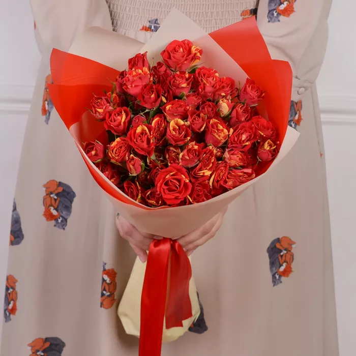 15 красно-оранжевых кустовых роз