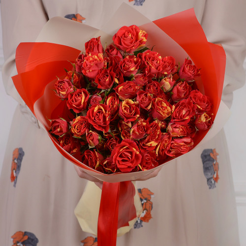 15 красно-оранжевых кустовых роз