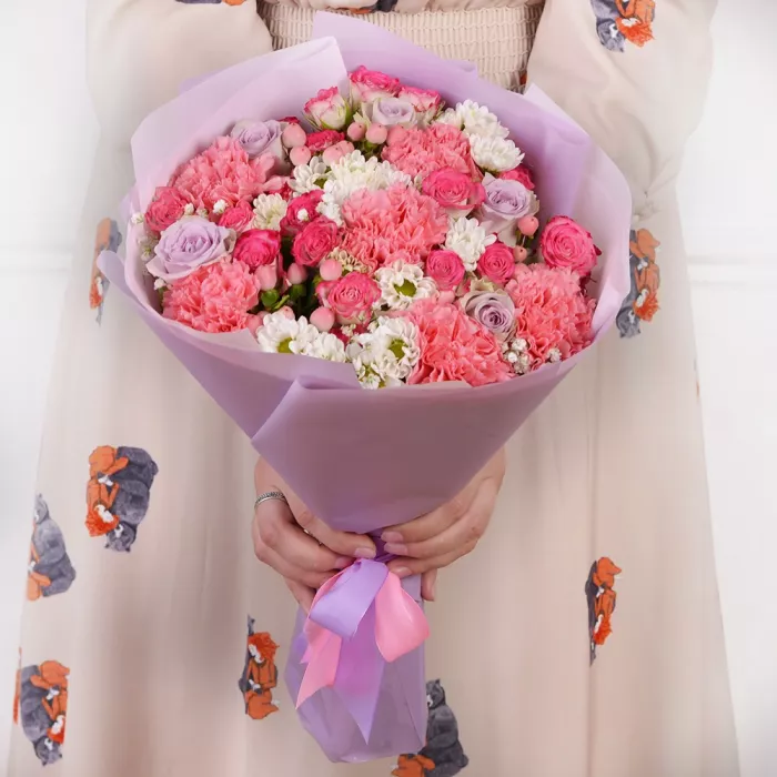 Букет из гвоздик, гиперикума и роз