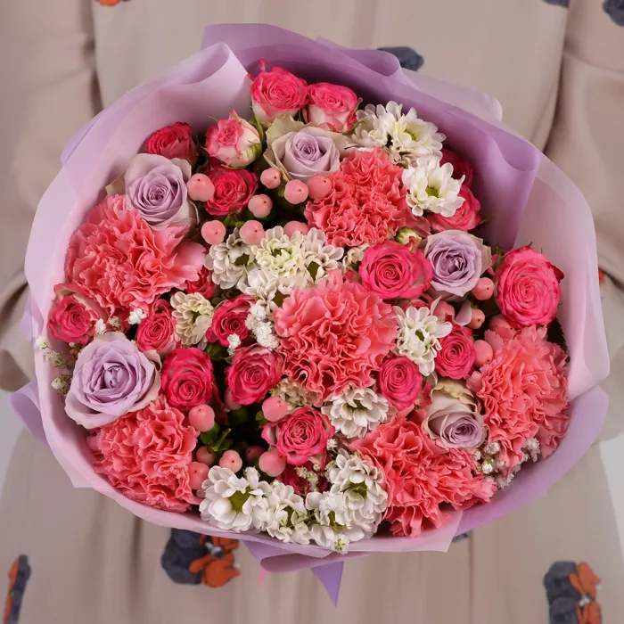 Букет из гвоздик, гиперикума и роз