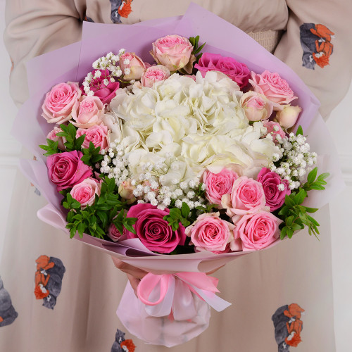 Букет на День матери из гортензии, гипсофилы и роз