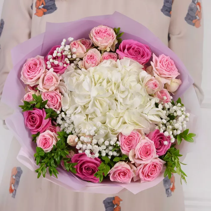 Букет из гортензии, гипсофилы и роз