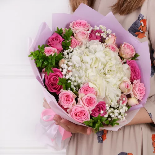 Букет из гортензии, гипсофилы и роз