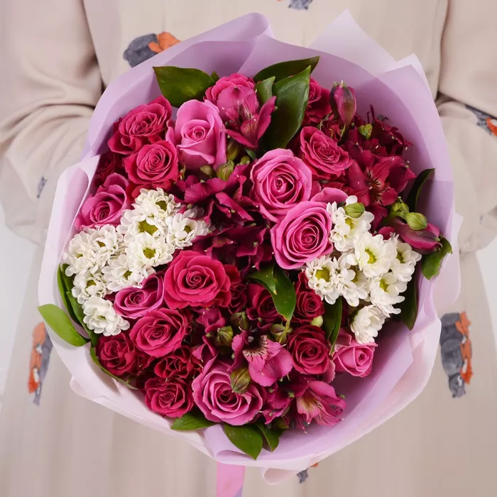 Букет из альстромерий, рускуса и роз