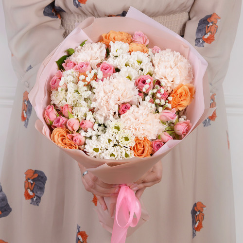 Букет на День матери из гипсофил, роз и гвоздик