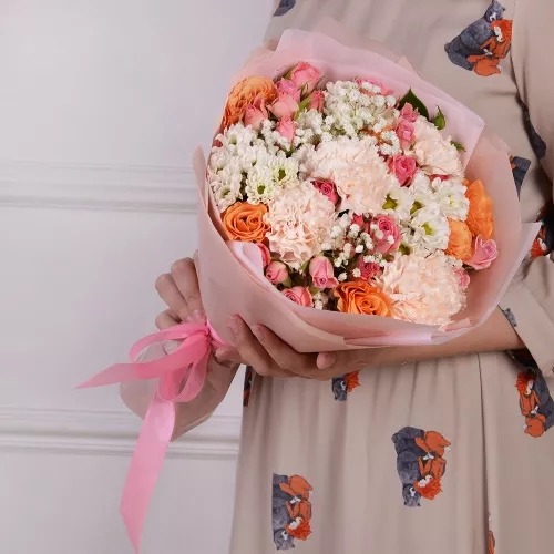 Букет из гипсофил, роз и гвоздик