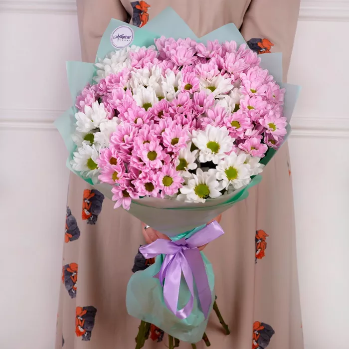 15 белых и розовых хризантем