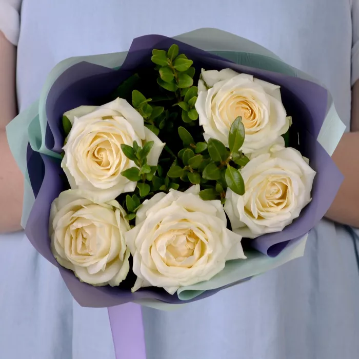 Букет из 5 белых роз 40 см