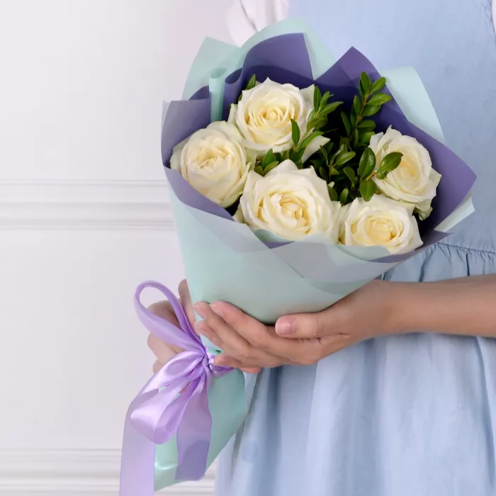 Букет из 5 белых роз 40 см