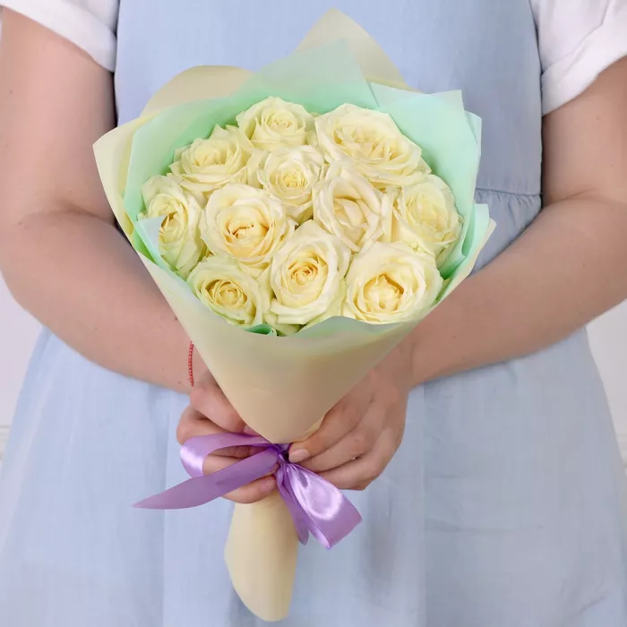 11 белых роз 40 см