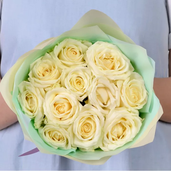 11 белых роз 40 см