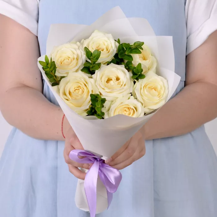 Букет из 7 белых роз 40 см